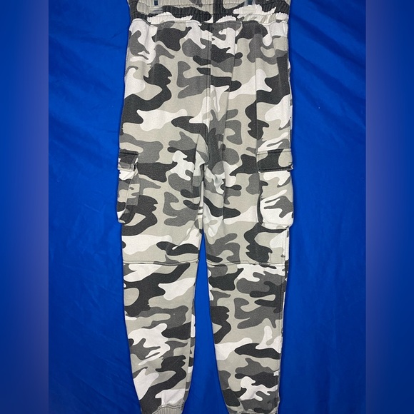 High wasted camo cargo pants in good condition. (Worn: 3+) - Picture 2 of 3